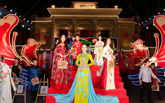 Dàn hoa á hậu trình diễn áo dài của NTK Cao Thu Vân, vợ chồng NSND Lan Hương làm đại sứ