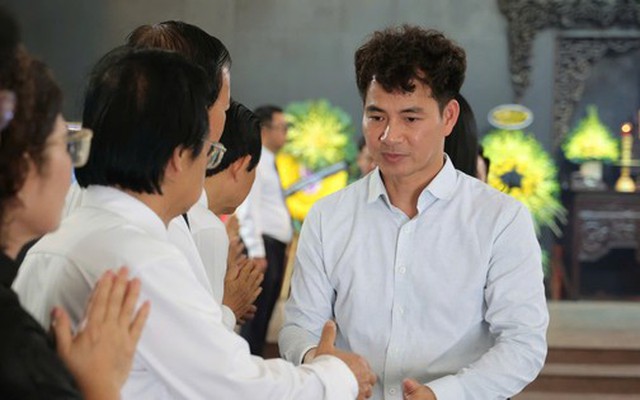 NSND Xuân Bắc và đồng nghiệp tiễn đưa PGS.TS Nguyễn Lân Cường về nơi an nghỉ