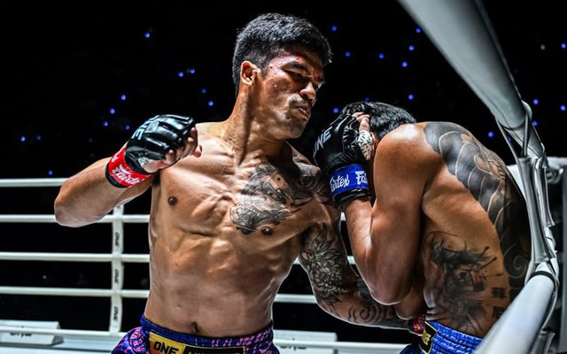 Võ sĩ Thái Lan ra đòn như 'bom nổ chậm', đối thủ 1 giây sau mới ngã gục