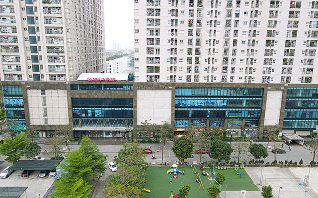 Bé 4 tuổi ném cọc tiền 500 nghìn đồng của bố mẹ qua ban công chung cư ở Hà Nội, cái kết bất ngờ