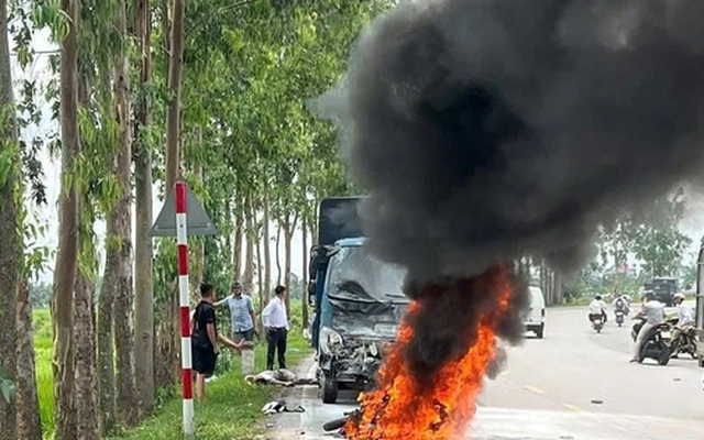 Sau cú va chạm với ô tô tải, xe máy bốc cháy, 1 người tử vong