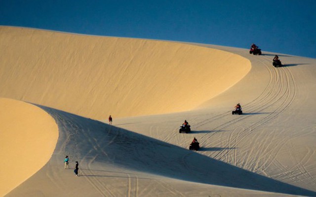 Đề nghị tạm dừng dịch vụ xe địa hình ở đồi cát Bàu Trắng sau vụ nữ du khách tử nạn
