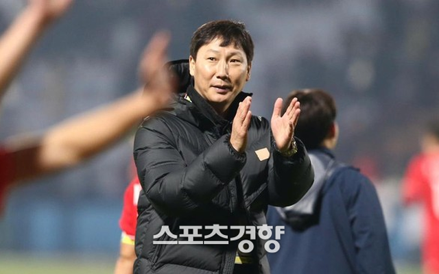 Hé lộ "trợ lý bí mật" giúp HLV Kim Sang-sik đánh bại MU