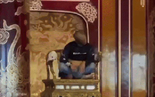 Vụ ngai vua triều Nguyễn bị xâm hại: Cho thôi việc 2 bảo vệ