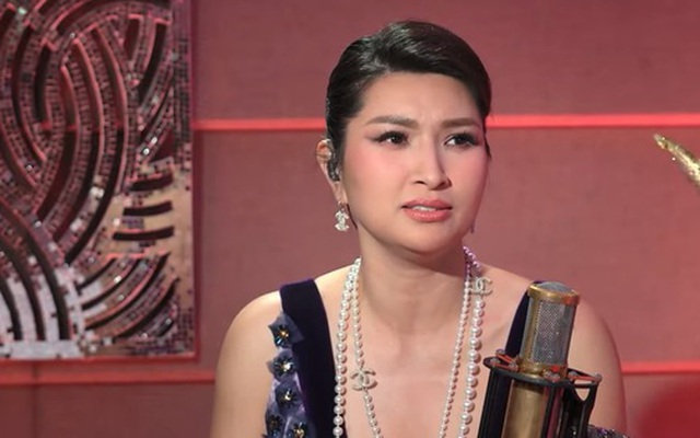 Nữ ca sĩ 44 tuổi vừa lộ bụng bầu sắp đẻ: "Tôi nghĩ chẳng tội gì không dại"