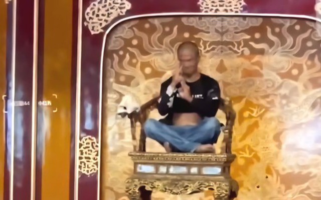 Cho thôi việc 2 nhân viên bảo vệ vụ ngai vua triều Nguyễn bị phá hoại