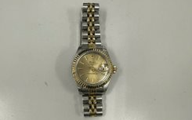 Sân bay Tân Sơn Nhất tìm người bỏ quên đồng hồ "logo Rolex", giày "có chữ Versace"