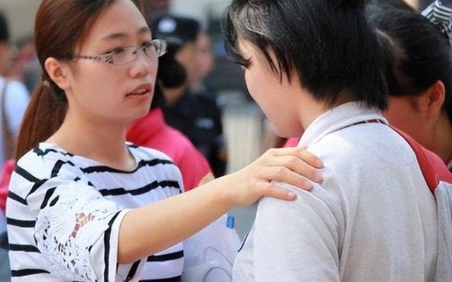 "Bêu" cả hình ảnh Hội trưởng hội PH lên mạng, bà mẹ Hà Nội bị chỉ trích: Chị có đúng cũng thành sai mất rồi!