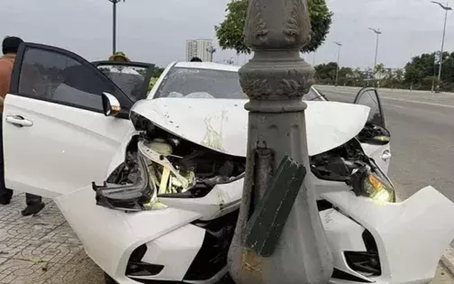 Ô tô mất lái tông vào trụ đèn, 3 người nhập viện