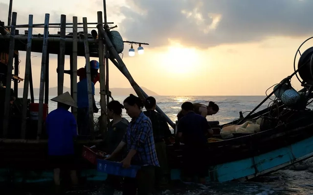 Khám phá làng biển lúc rạng sáng