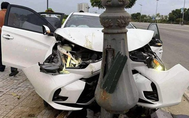 CLIP: Ô tô mất lái tông trụ đèn, tài xế thảng thốt gọi "vợ ơi"