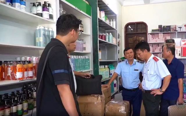 Bóc trần sự thật bên trong cửa hàng mỹ phẩm Tuấn Lài