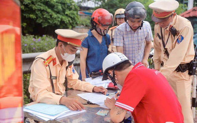 Hà Nội: Hàng chục tài xế nhận biên bản vì 'leo hè', đi ngược chiều
