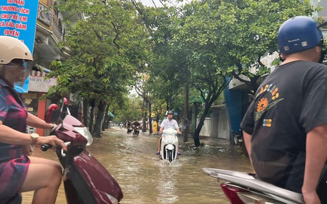 Hình ảnh đường phố Huế "lạ lùng" giữa mùa hè