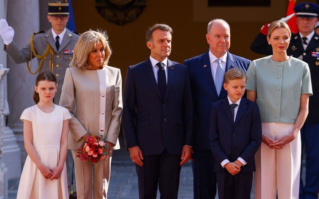 Cặp song sinh Hoàng gia Monaco “chiếm sóng” khi tiếp đón vợ chồng Tổng thống Pháp Emmanuel Macron