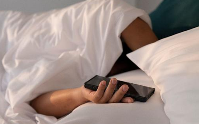 Có nên để điện thoại cách xa 1,5 mét khi ngủ? Không phải vì bức xạ mà vì...