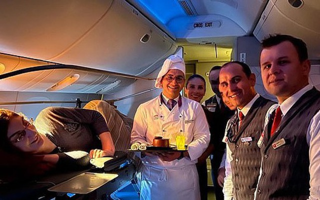 Người phụ nữ cao nhất thế giới phải mua 6 vé mỗi lần đi máy bay