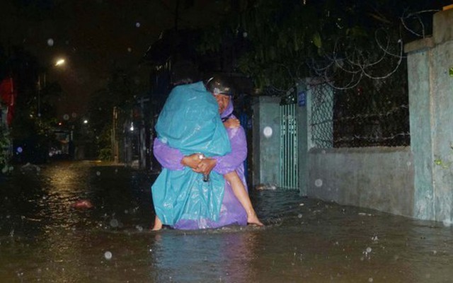 Đà Nẵng ngập nặng do bão số 1, nhiều người di tản khẩn cấp trong đêm