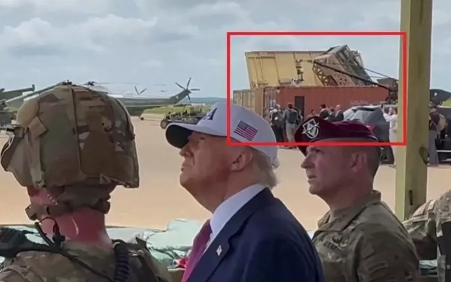 Bệ phóng bí ẩn đặt trong container được trình bày với Tổng thống Trump