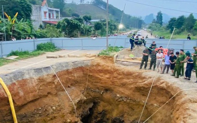 Vụ người đi xe máy rơi xuống “hố tử thần” mất tích: Dừng tìm kiếm nạn nhân