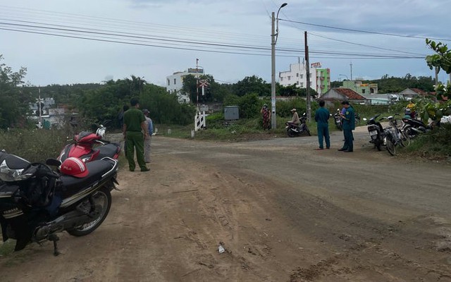 Cố băng qua đường sắt khi gác chắn hạ, 2 vợ chồng ở Phú Yên tử vong