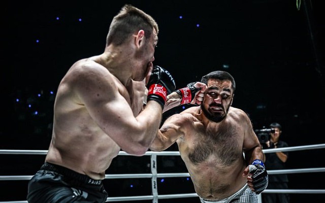 Samurai Nga đấm 40 cú trong 20 giây hạ gục đối thủ