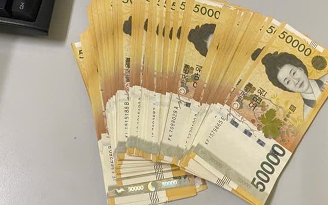 Bọc tiền gần 100 triệu đồng nằm chơ vơ ở sân bay
