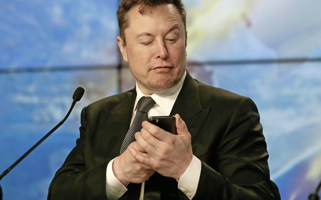 Tỷ phú Elon Musk dùng điện thoại như thế nào? Bí mật đằng sau sự thành công của người giàu nhất thế giới