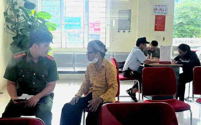 Cụ bà rút sổ tiết kiệm 325 triệu vào buổi sáng, chiều lại đến ngân hàng nhờ chuyển khoản toàn bộ: Nhân viên Agribank nghi ngờ, lập tức báo công an