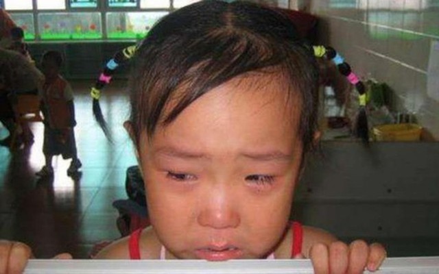 Gửi con 3 tuổi đi học hè cho tiện đi làm, mẹ sốc nặng khi về nhà con cứ ôm chặt quần, nói không đi vệ sinh được