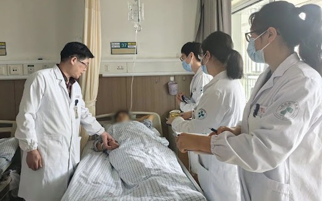 Người đàn ông 49 tuổi bị ung thư gan vì 1 một thói quen trước khi ngủ: Bác sĩ cảnh báo nhiều nam giới đang mắc phải, bỏ ngay kẻo muộn
