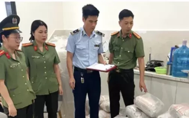 Triệt phá cơ sở sản xuất, kinh doanh thức ăn cho thú cưng nghi giả mạo nhãn hiệu