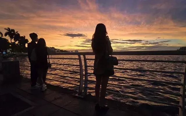 Người Hà Nội mê mẩn check-in hoàng hôn Hồ Tây tuyệt đẹp