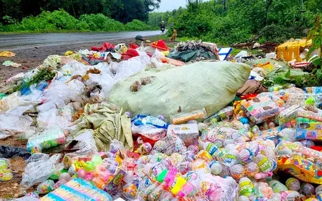 Vụ bánh kẹo, đồ chơi trẻ em vứt thành đống: Chỉ đạo tiêu hủy sớm