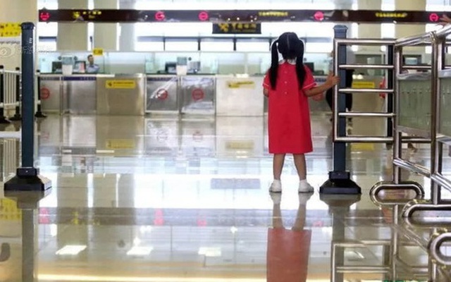 Người cha tranh thủ ra ngoài lúc con đang ngủ, không ngờ khi trở về lại chứng kiến điều ám ảnh cả đời