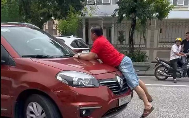 Người đàn ông bám nắp capo sau va chạm xe, tài xế vẫn rú ga bỏ chạy