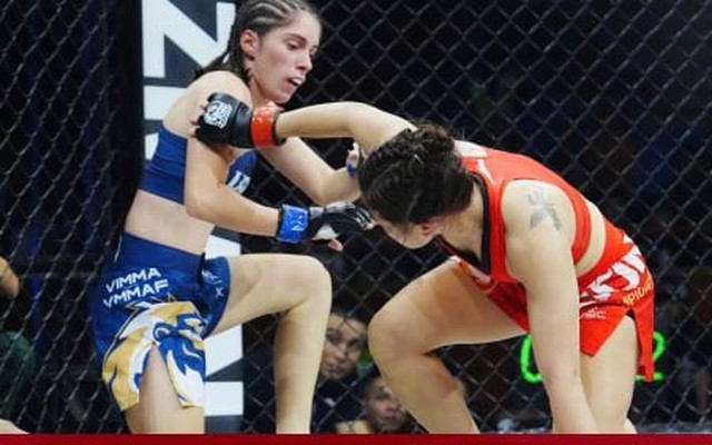 Một giây sai lầm, đả nữ Việt Nam thua ngược dưới mưa đòn của võ sĩ Nga