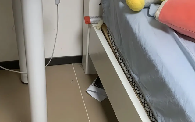 Phát hiện vật thể lạ ở khe giường của con gái, người mẹ lập tức làm ầm ĩ, cư dân mạng xem ảnh liền phán: Chị nên xem lại bản thân!