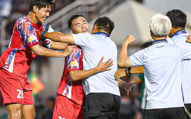 Thắng vất vả trên sân nhà, CLB TP HCM trụ hạng V-League thành công