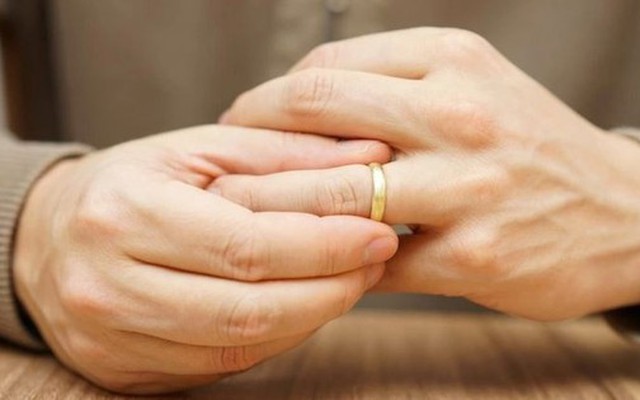 Phát hiện vợ ngoại tình với hàng xóm, chồng làm một việc khiến ai nấy sốc nặng