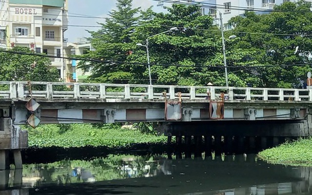TP HCM: Phát hiện bé gái sơ sinh trong túi nilon ở khu vực cầu Chu Văn An
