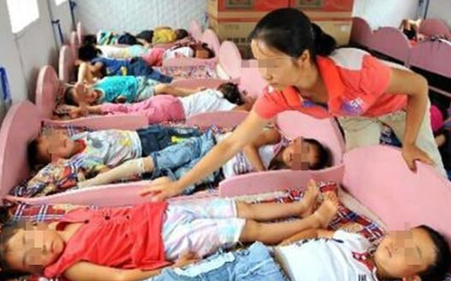 Bức ảnh ngủ trưa ở trường mẫu giáo khiến bà mẹ nổi giận đùng đùng, đòi làm ra lẽ: Nghe giải thích mà xấu hổ