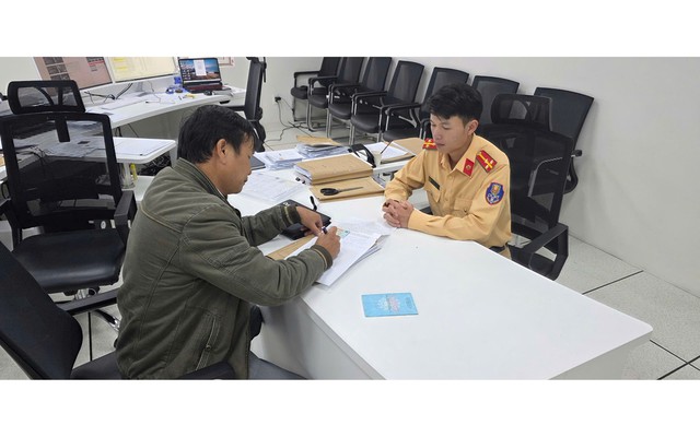 Tài xế 2 lần vượt đèn đỏ bất ngờ được CSGT cảm ơn khi mời lên làm việc