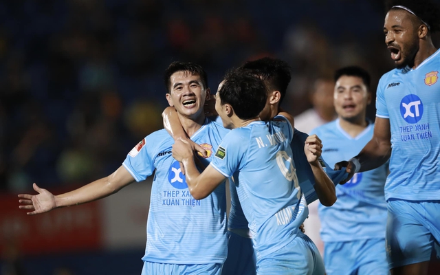 Cầu thủ ít ai ngờ đi vào lịch sử V.League, chiến công "hoàng tráng" tới khó tin