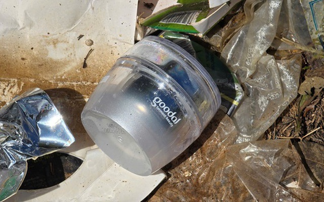 Cận cảnh hàng trăm chai, lọ mỹ phẩm vứt bỏ ven đường ở Đà Lạt