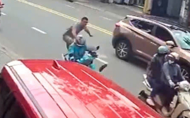 Phẫn nộ cảnh người đàn ông dừng ô tô giữa đường đạp nữ tài xế xe công nghệ