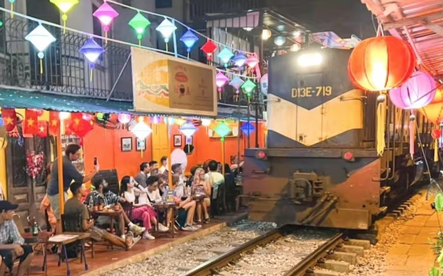 Báo nước ngoài nói 1 điều bất ngờ về cà phê đường tàu ở Hà Nội