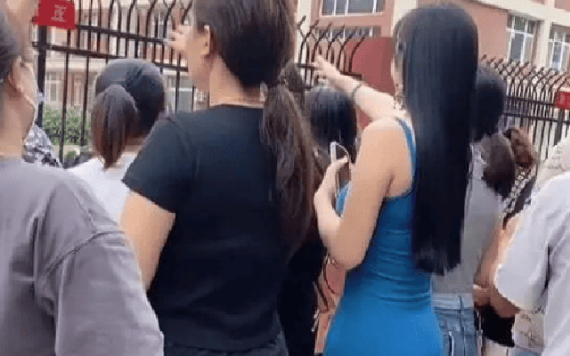 Mặc đồ gợi cảm đi đón con bị phụ huynh "lên án", nhưng phản ứng của bà mẹ trẻ khiến mọi người phải... nín