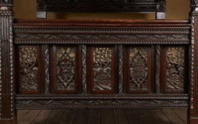 Chiếc giường gỗ bị bỏ lại trong bãi đậu xe được bán hơn 600 tỷ đồng