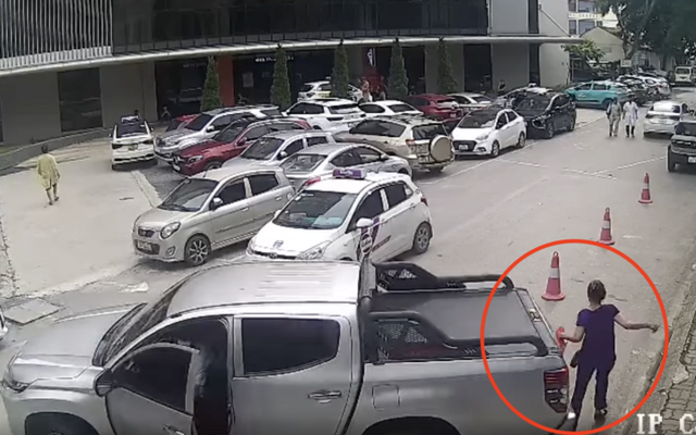 Đi bộ trong bệnh viện, nữ bệnh nhân bị xe bán tải tông trúng